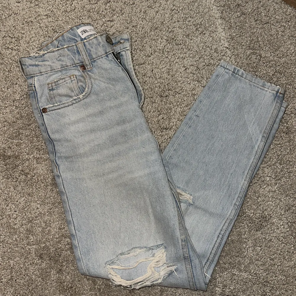Slitna mom jeans från zara som endast är använda en gång, bilden är lite orättvis men färgen är en ljus tvätt . Jeans & Byxor.