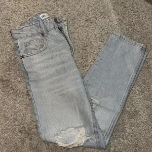 Slitna mom jeans från zara som endast är använda en gång, bilden är lite orättvis men färgen är en ljus tvätt 