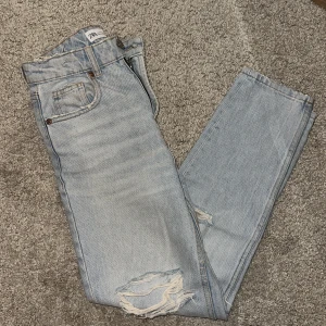 Zara jeans  - Slitna mom jeans från zara som endast är använda en gång, bilden är lite orättvis men färgen är en ljus tvätt 