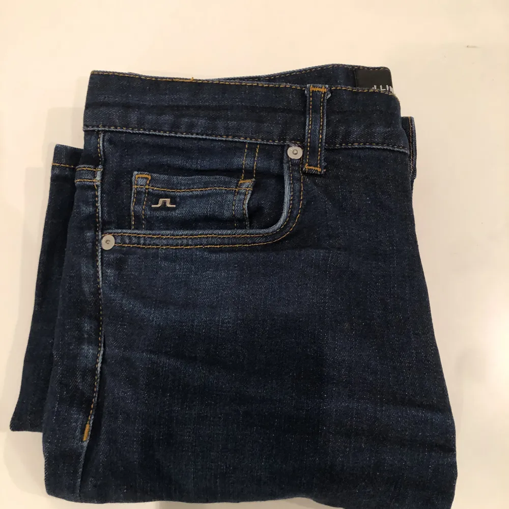 Ett par asköna J Lindeberg jeans som går att köra med allt. Mid Rise slim fit.. Jeans & Byxor.