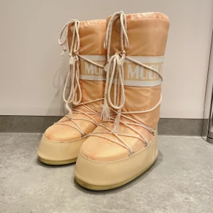 Moonboots peach höga - Moonboots i färgen peach. I bra skick men säljer då storleken inte funkade för mig. Dom har en fäck (bild 3) men den är inte nått man tänker på. Kan även tänkas att byta mot höga boots i stl 39-41. Pris går att diskutera, skriv för fler bilder💕🙌
