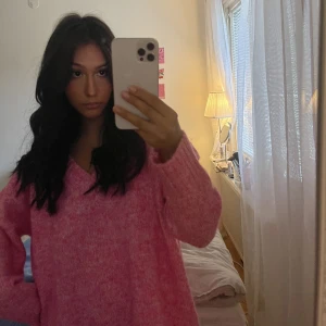 Stickad tröja från Zara  - Superfin och mysig tröja från Zara i nyskick! Endast använd ett fåtal gånger💕