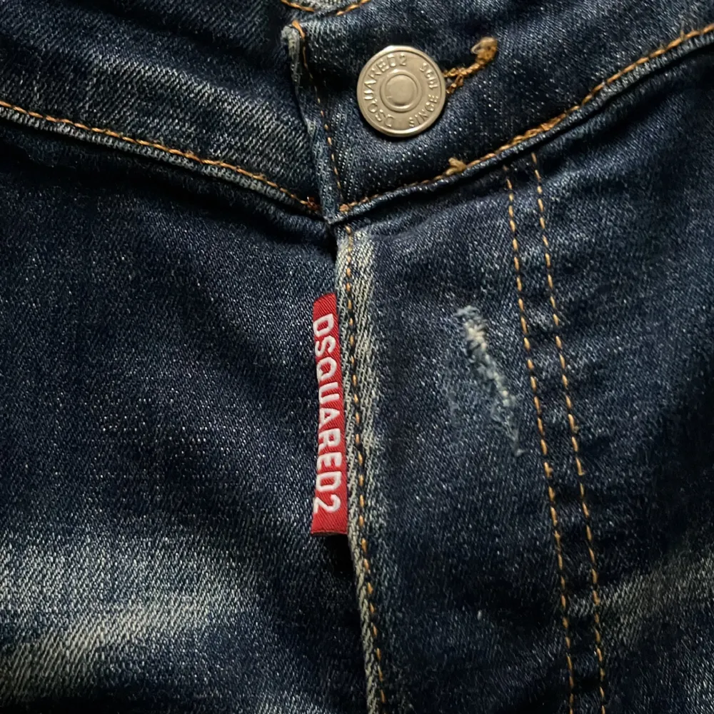 Hej säljer mina dsquared2 byxor som är i väldigt bra skick inga skador eller fläckar, de är precis som nya, Storlek 48 Kopia 1.1. Jeans & Byxor.