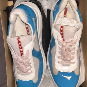 Prada America’s cup - 9/10 köpt för 4 månader sen!! Behöver tvättas. Köpt för 8400kr hos prada Bud : 5800kr Buy now : 6800kr Fler bilder i Dm 