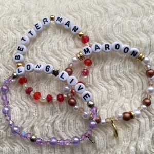 3 Taylor Swift frienship bracelets - Taylor swift frienship bracelet att behålla för dig själv eller ge bort till andra swifties under the Eras tour. Dessa armband är hemgjorda, elastiska och gjorda för att passa en genomsnittlig handled. För att bevara dem, undvik all kontakt med vatten.