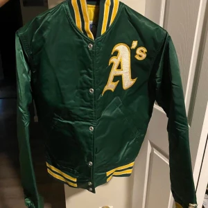 Oakland A's bomber  - Oakland A starter varsity bomber jacka, storlek S.