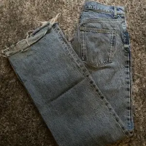 Säljer dessa highwaisted jeans från zara. Knappt använda och i väldigt bra skick🌸🥰