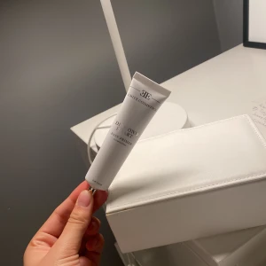 Primer - En as bra primer som gör din hy se helt perfekt ut😍täcker dina porer och har en soft focus! Hjälper också med pigment correcting och illuminating, och är 100% vegansk❗️köp gärna nu❤️