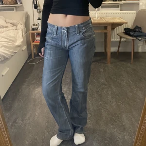 vintage levisjeans - säljer dessa gråblå vintage levisjeans! är 178 cm lång och brukar ha M i jeans som referens 🕺💖😙