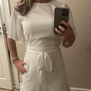 Vit klänning från bubbleroom - Vit klänning från bubbleroom. Använd en gång och i väldigt fint skick. Att band och öppning i ryggen🤍 Strl 32. Nypris 799, säljer för 500 + frakt!! 