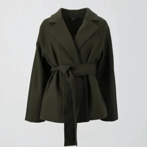 Gina Tricot kappa  - Säljer denna så snygga kappa i storlek s från Gina tricot. Använd ett fåtal gånger. Slutsåld på hemsidan! Skriv för egna bilder💕💕