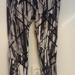 Mönstrade tights med reflexdetaljer  - Knappt använda . Från Cubus .