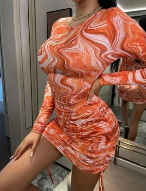 Klänning - Lånad bild. Jättefin klänning som är justerbar på sidorna går därmed att använda den som både en kort- och långklänning! Jättestretchigt och mjukt material❤️ 100kr + frakt❤️