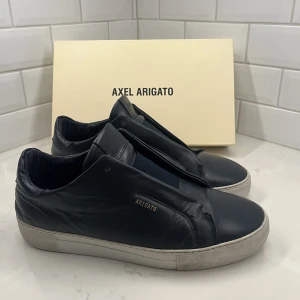 Axel Arigato Laceless - Ett par laceless i bra skick! Skicket är 8/10 då dem är lite creasade. Ett par väldigt populära skor. Priset är diskuterbat vid smidig affär😊