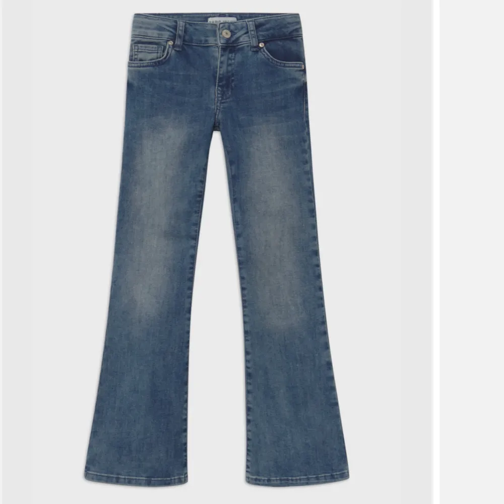 Jätte fina bootcut jeans från zalando💗säljer då den har blivit liten❤️. Jeans & Byxor.