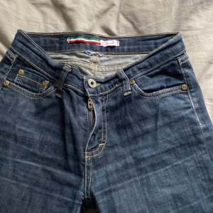 Please jeans - Mörkblåa jeans  Använda ganska mycket och köpta second hand (Sellpy) lite små i midjan för mig, oklart vilken storlek men för mig som är 168 cm så sitter dom bra förutom midjan 