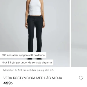 Kostymbyxor  - Svarta lågmidjade kostymbyxor med slits i mycket bra skick. Köpta på bikbok. Säljer då de inte passar längre.