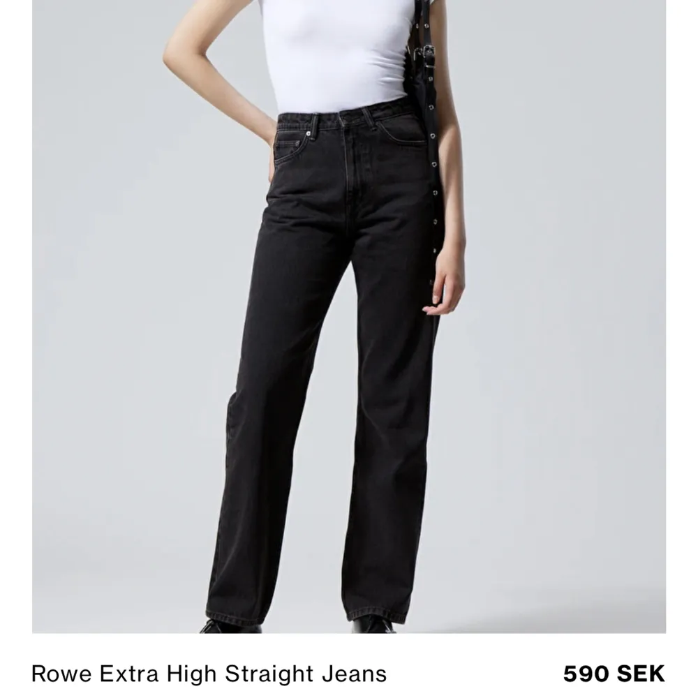 Svarta Weekday Rowe jeans i storlek W26L30 säljs. Inköpta för 590kr och säljs för 229kr💕. Jeans & Byxor.