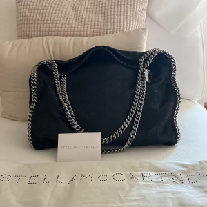 Helt ny Stella McCartney Väska🤍 - Fick denna i födelsedagspresent av mina föräldrar men de köpte den i fel färg och det går inte att lämna tillbaka den eftersom de köpte den på flygplatsen🙌🏻🤍 Därav är den helt oanvänd och man får med påsen och allt🤍 Perfekt som skolväska 🙌🏻 Nypris ca12000kr