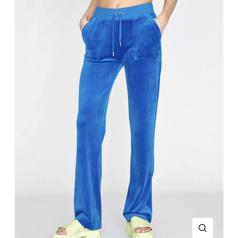 Snyggaste färgen!! Bra skick ⚡️ blåa mjukis juicy couture . Jeans & Byxor.