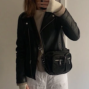 Skinnjacka - Säljer denna skinnjacka då den inte kommer till användning, strl 170 men jag själv är i vanliga fall en s/m!💗💗💗