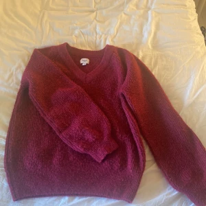 Stickad tröja Saint Tropez - Säljer nu min fina stickade tröja som är använt ungefär 5 gånger. Från Saint Tropez, storlek xs men passar också S. Lite lila vinröd i färgen. Köpt för ungefär 600 kr och säljer för 150, pris kan diskuteras💓 Använd gärna köp nu funktionen och instabox💓