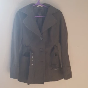 Kappa - Säljer en kappa och är bara använd en gång den är i ett superbra skick inget är slitet och det finns tre knappar på kappan plus ett skärp! Och den är ifrån b.young