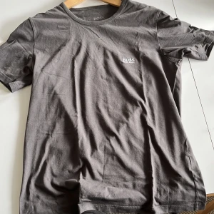 Mörkgrå Hugo boss t-shirt - Kom i samma paket som den marinblåa boss t-shirten och därav samma information.