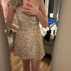 Fin klänning från Zara som jag köpte förra sommaren men som aldrig kom till användning. Klänningen är i storlek M men passar mig som brukar ha S 
