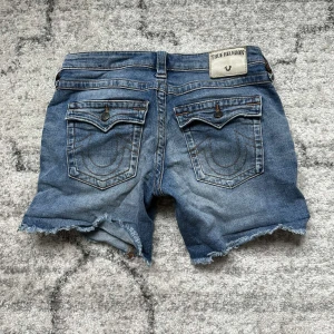 True religon shorts  - Super snygga shorts från true religon som inte kommit till användning. Sitter lågmidjat som ni ser på andra bilden. Jeans shortsen är köpta i en true religon butik i USA för 1700 kr💕