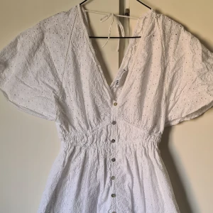 Tunika från zara - Använt men bra skick. Kort modell! Mer tunika kanske beroende på hur lång man är