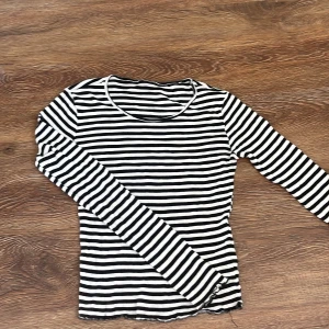 Randig långärmad T-shirt  - Gina topp
