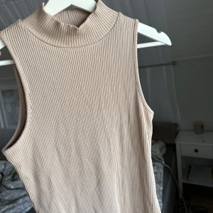 Klänning - Beige klänning, går till knäna. Stl S. Helt oanvänd 💕