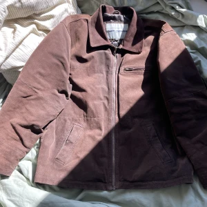 Läderjacka - Vintage jacka i mockaläder. Storlek L Skick 10/10