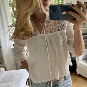 Sommar blus  - Vit blus från Hm, jätteskön! Storlek 40, men som ni ser på bilden väldigt liten i storlek. Skulle snarare säga att den motsvarar en 36a.