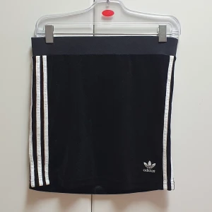 Kjol från Adidas  - Kjol perfekt till sommaren med resårband.