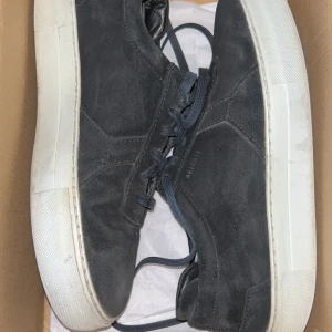 Arigato skor - Hej! Ett par relativt använda Axel arigato - plattform sneaker som jag säljer pågrund av att dom inte längre används. Har en liten skada på undersidan(bild3) och lite sliten mocka. Box och dustbag ingår inte och pris går att diskutera vid snabb affär ☺️🤝