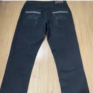 ascoola midwaist/lowwaist y2k jeans med tryck på bakfickan! märkta med storleken 42 men passar mer 40/38🙏pris kan diskuteras 🫶