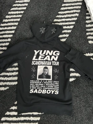 Yung lean zip up - Storlek S men sitter mindre i storlek! Säljer min limited edition Yung Lean scandinavian tour zip up hoodie! Den är slutsåld på hemsidan! Den är sparsamt använd och i bra skick :) hör av er vid frågor! Priset går att diskutera.