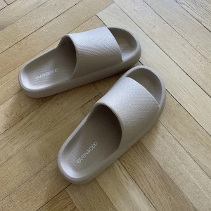 Mjuka tofflor  - Som nya. Bara använda ett par gånger. 