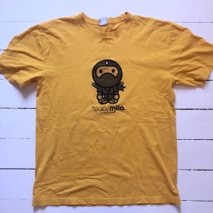Baby Milo t-shirt  - säljer min killes gula baby milo t-shirt, han tror inte den är äkta