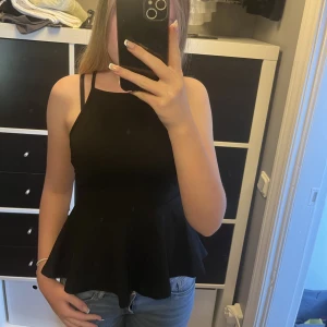 Topp från Gina Tricot  - Svart topp med volang på från Gina Tricot. Bra kvalitet. Köparen står för frakten💗💗