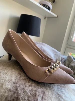 Klackskor med guld detalj - Ett par vackra klackskor från Graceland i rose med guldkedje detalj i storlek 40💕 Aldrig använda då de tyvärr är för stora ):    Klacken är cirka 5-6 cm så inte för höga eller jobbiga att gå i🫶🏼