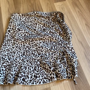 Kjol - Säljer då jag aldrig använt den men super fin kjol o som ny