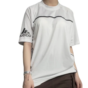 Adidas tröja - Oanvänd och i nyskick. Herrstorlek S, passar lika bra som en M. Absorberande och luftigt material. Inköpspris 279kr.