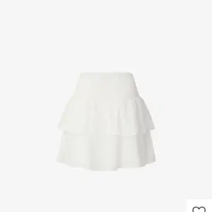 Säljer denna snygga Chelsea volang kjolen, den är i strl S och är använd ca 3 ggr så den är i ett jättebra skick! köparen står för frakt❤️