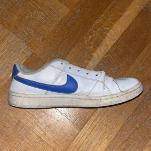 Nike sneakers - Dem är ganska creaseade men kan tvättas och fixas ganska lätt. Lite sönder och sulorna måste bytas. Säljer inte med snören så därför är skorna billiga