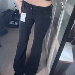 Brandy Melville low waist cargo  - Säljer dessa mörkblåa brandy Melville Cargos. De är inte använda o lappen sitter fortfarande kvar. Innerbenslängd: 75 cm midja: 37 cm💓 Säljer de då de är för korta på mig som är 175. Pris kan diskuteras & köparen står för frakt💓