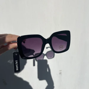 Solglasögon - Säljer då jag köpte två direkt för jag gillade de så mkt men insett nu att de är lite stora på mitt lilla ansikte🥰