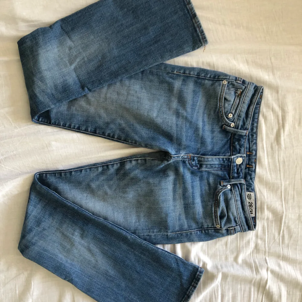Säljer dess asscoola low waist jeansen, för att dem tyvär är för små på mig som är 170cm. (Innerbenslängd 77cm) (midja 73cm) köpta secondhand men inga defekter. Skriv privat för mer frågor.💗. Jeans & Byxor.